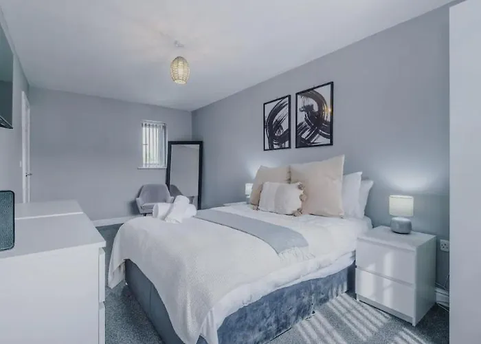 Lux 3 Bed 10 Mins From Centre - Parking & Netflix