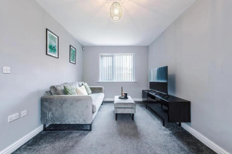 Lux 3 Bed 10 Mins From Centre - Parking & Netflix Holiday home *